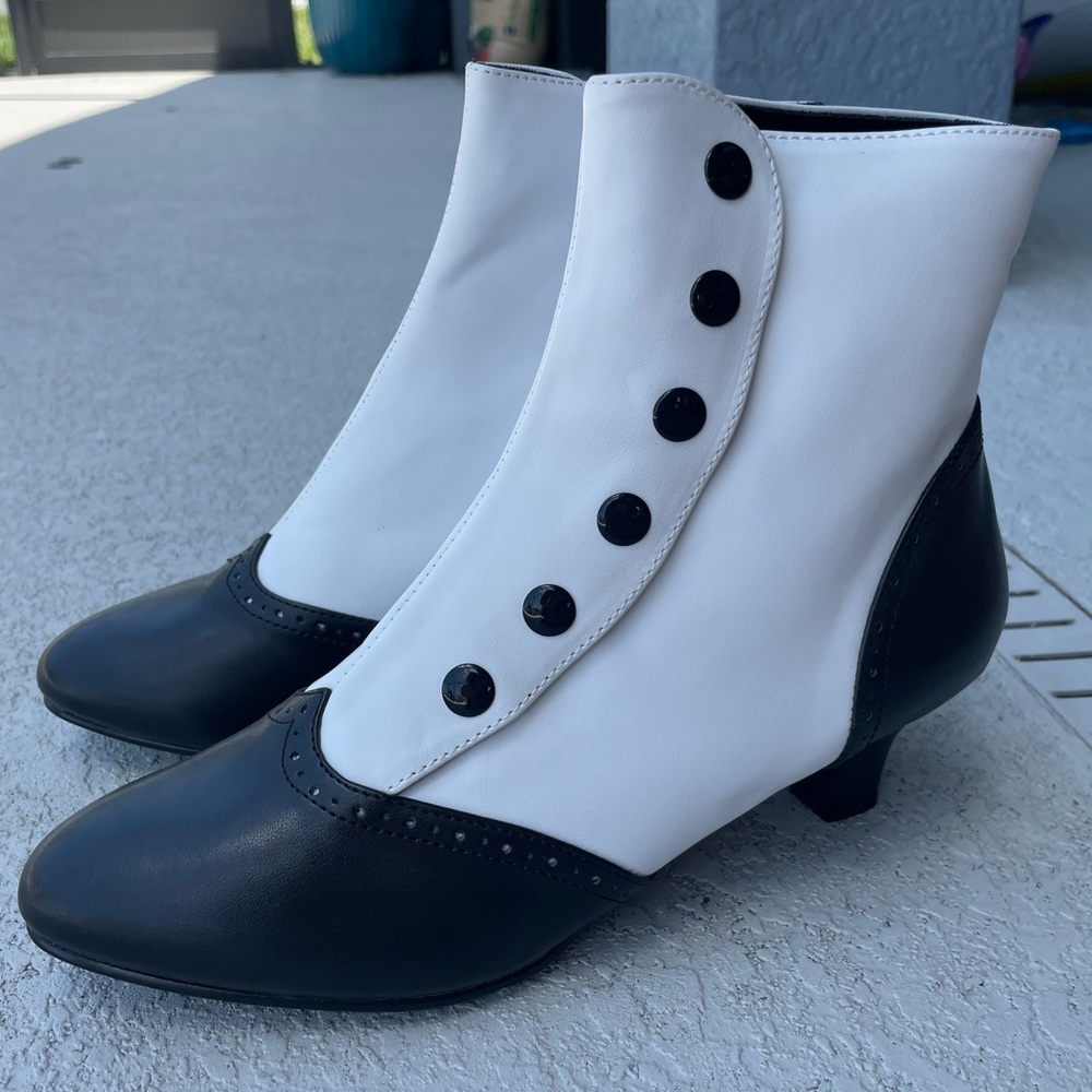 Awesome Bordello Black & White Vegan Leather Ankle Boots w/ Kitten Heel! Size 10